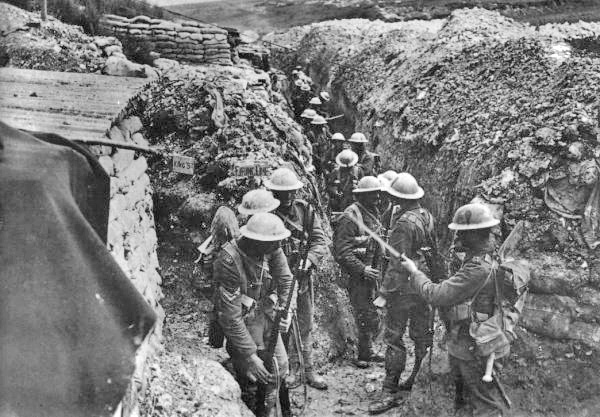 Lancashire_Fusiliers_trench_Beaumont_Hamel_1916 by Ernest Brooks [Public domain], via Wikimedia Commons