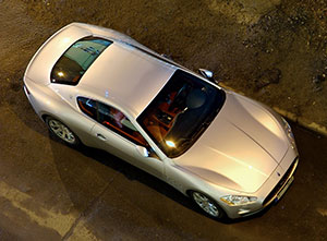 «Maserati GranTurismo at night» de The original uploader was Modrak de Wikipedia en inglés(Texto original: «Ondra &quot;modrak&quot; Soukup») - Trabajo propio (Texto original: «self-made»). Disponible bajo la licencia CC BY 3.0 vía Wikimedia Commons - https://commo