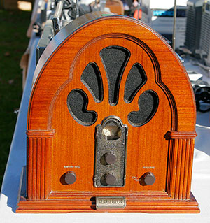«Old radio» de Taken byfir0002 | flagstaffotos.com.auCanon 20D + Tamron 28-75mm f/2.8 - Trabajo propio. Disponible bajo la licencia GFDL 1.2 vía Wikimedia Commons - https://commons.wikimedia.org/wiki/File:Old_radio.jpg#/media/File:Old_radio.jpg