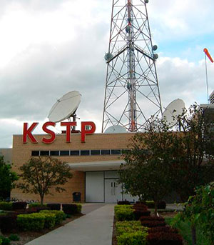 Estación y torre d&#039;antena tresmisora de radio