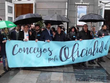 La XDLA va llevar la pancarta de 'Conceyos pola Oficialidá' a Avilés