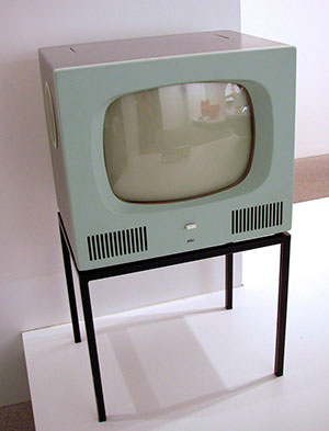Televisión Braun HF 1, un modelu alemán de los años 1950.