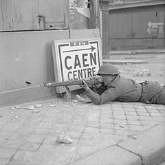 Batalla de Caen (by Sergeant Christie No 5 Army Film & Photographic Unit [Public domain], via Wikimedia Commons)
