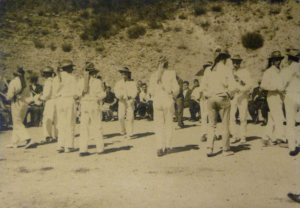 Archivu de José Menéndez Suárez. José ye’l que ta de cara colos palos. Danzantes de LLarón, nes fiestes de Santa Eulalla, 8-9-1964.
