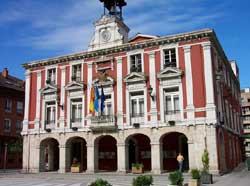 El conceyu de Mieres entregal Teodoro Cuesta