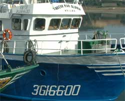 El Gobiernu asturianu prohibe pescar a la flota gallega nes agües interiores asturianes