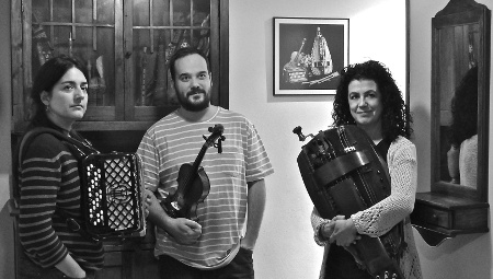 Marga Lorences (curdión) , Merce Santos (zanfona) y Dolfu R.Fernández (vigulín)