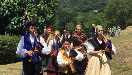 X Edición Folclor Tradicional na cai Uviéu 2017