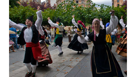 Coros y danzas del Real Grupo de Cultura Covadonga