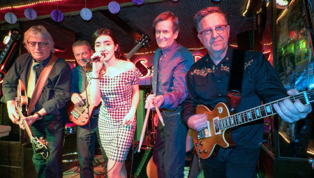 Lia & The Troubadours