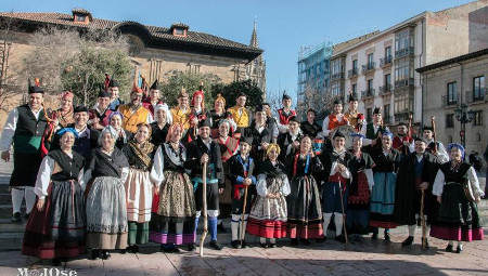 X Edición Folclor Tradicional na cai Uviéu 2017
