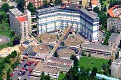 Diez persones con mancadures y una detenida al echar la Policía a un grupu de trabayadores trancaos nel Hospital Central