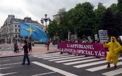 Miles de persones participaron na manifestación pola oficialidá con motivu del Día de les Lletres