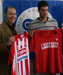 La plantiya del Sporting de Xixón demostró'l so apoyu al Conceyu Abiertu pola Oficialidá