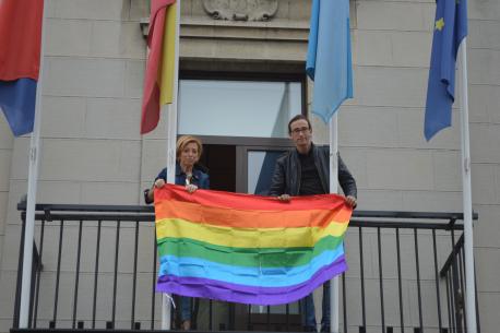 L'alcaldesa Amparo Antuña y Pablo Pérez na Casa Conceyu de Noreña.