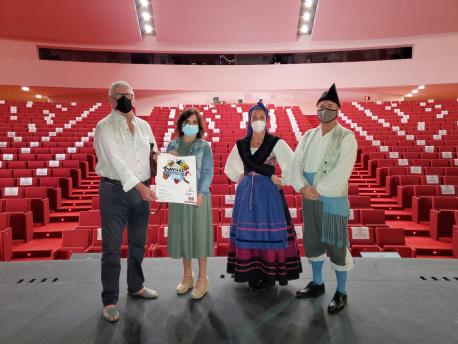 Abelardo González, Yolanda Alonso y miembros de Sabugo ¡Tente firme! LX Festival Folclóricu Avilés
