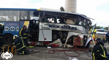 Cinco persones finen nun accidente de tráficu d'un autobús n'Avilés