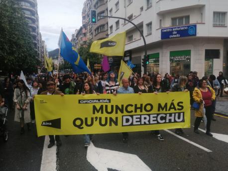 Aína na manifestación XLIV Día de les Lletres Asturianes XDLA