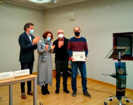 Alberto Castro Gión recibe'l I Premio Quiastolita de Lliteratura Infantil