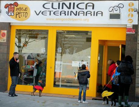 Prohiben l'usu del asturianu "por el bien de los perros" y porque "estamos en España"