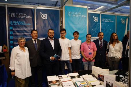 Barbón y l'alcaldesa González visiten el puestu d'Iniciativa pol Asturianu na FIDMA