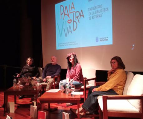 Ángeles Carbajal, Milio Ureta, Ana Lamela y Lourdes Álvarez 'Palabra viva' poesía Bilioteca d'Asturi