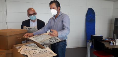 Antón García y Inaciu Iglesias entrega númberos de 'Les Noticies'