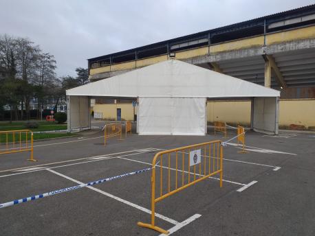 Autocovid en Llaranes nel parking del Muro de Zaro