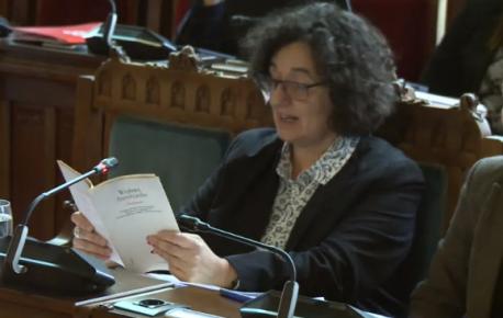 Berta Piñán llectura poema Comisión de Cultura, Política Llingüística y Turismu