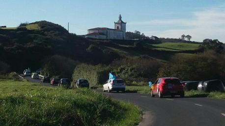 Decenes de coches participaron na 'Caravana pola Oficialidá' de Gozón y Carreño