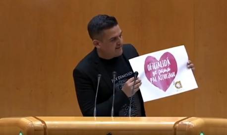 El valencianu Mulet usa l'asturianu nel Senáu pa reclamar la oficialidá