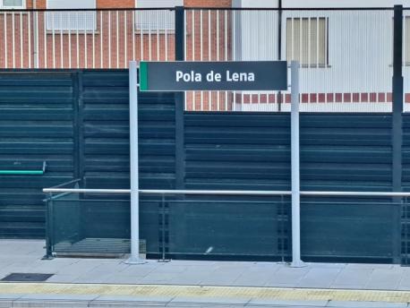 Cartelu 'Pola de Lena' na estación de La Pola