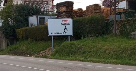 Cartelu toponimia derogada n'El Berrón