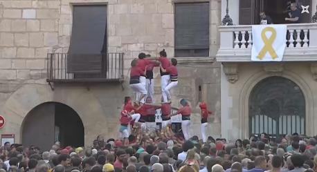 Una bandera d'Asturies na pica d'un castell