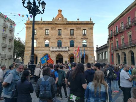 Concentraciones n'Asturies en rempuesta a les midíes del Gobiernu español en Catalunya
