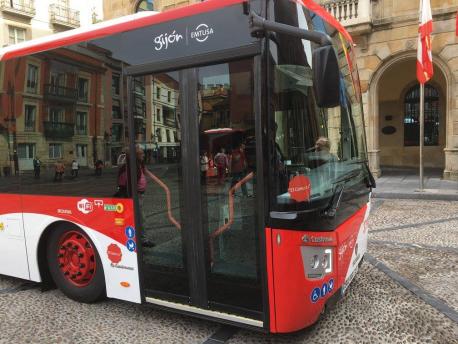 Neños y neñes de Xixón bauticen los autobuses nuevos d'EMTUSA con nomes asturianos