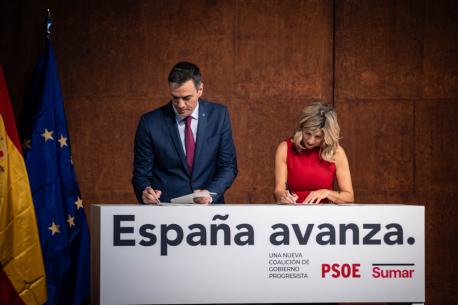 Firma alcuerdu de gobiernu Pedro Sánchez y Yolanda Díaz