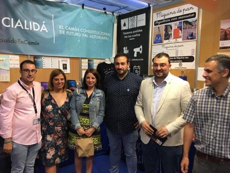 Gimena Llamedo, Adriana Lastra y Adrián Barbón nel puestín d'Iniciativa pol Asturianu na FIDMA