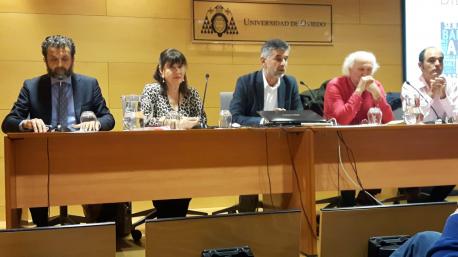 Inaciu Iglesias y Esther García alderique oficialidá Avilés