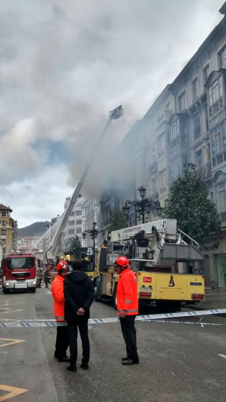 Muerre un bomberu nel incendiu del edificiu de la cai Uría d'Uviéu