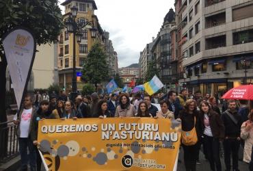 Iniciativa pol Asturianu manifestación Oficialidá