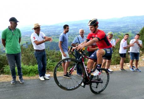 Yates sal d'Asturies como líder de La Vuelta