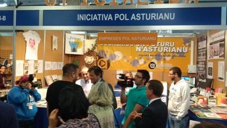 Javier Fernández nel stand d'Iniciativa pol Asturianu na FIDMA