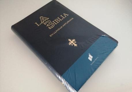 La Biblia en llingua asturiana fondu blancu
