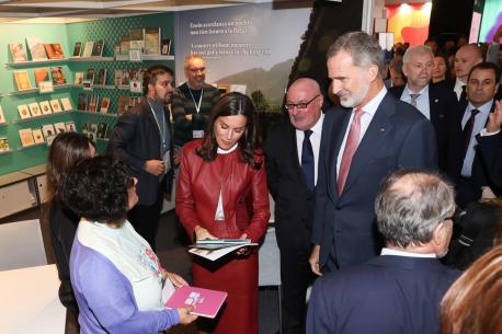 Laura Marcos, Letizia y Felipe VI nel puestu d'Asturies na Frankfurter Buchmesse