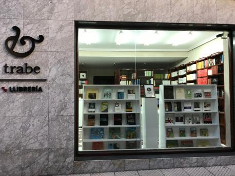 “Cola llibrería pretendemos dar un reblagu, una bona noticia, al mundu del asturianu y a Asturies”, diz Esther Prieto