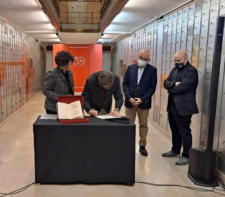 Luis García Montero firma la entrega del llegáu de Fernán-Coronas na 'Caja de las Letras' con Berta 