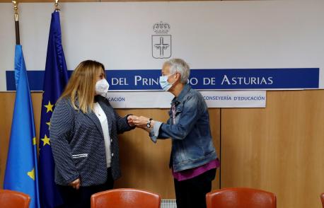 Lydia Espina y Carmen Suárez trespasu de competencies d'Educación