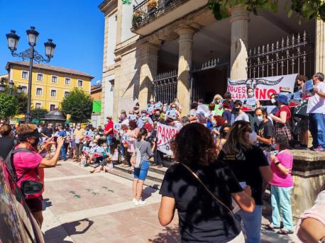 Manifestación contra la 'novillada' de Cangues d'Onís