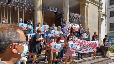 Manifestación contra la 'novillada' de Cangues d'Onís otru perfil